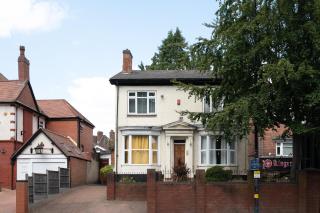 1-Bed Apartment Near Birmingham City Centre - 2
