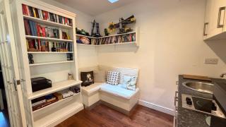Refined 1BDR Retreat in the Heart of Clapham - 9