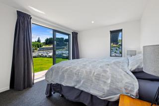 Karearea Views - Wanaka Holiday Home - 1