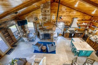 Gorgeous Cabin with Beautiful Fireplace for a Hill Country Retreat near Leaky, Texas - 5