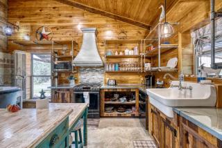 Gorgeous Cabin with Beautiful Fireplace for a Hill Country Retreat near Leaky, Texas - 4