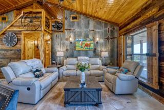 Gorgeous Cabin with Beautiful Fireplace for a Hill Country Retreat near Leaky, Texas - 2