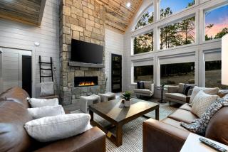 Luxurious Vacation Home with Two-Story Fireplace and Gourmet Kitchen near Broken Bow, Oklahoma - 9