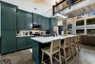 Luxurious Vacation Home with Two-Story Fireplace and Gourmet Kitchen near Broken Bow, Oklahoma - 8