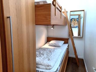 Central Stay with Lake View & Sauna - 8