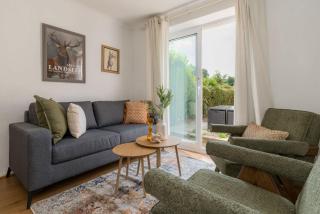 Spacious Home in Nottingham by Renzo Ideal for Contractors Sleeps 8 - 8