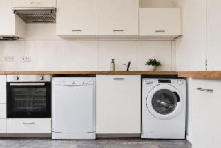 Spacious Home in Nottingham by Renzo Ideal for Contractors Sleeps 8 - 3