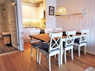 Central 2BR for 6 with Balcony - 9