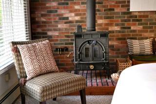 Luxurious Vintage-Inspired Cottage with Sauna for a Fantastic Family Retreat near Madison, Ohio - 9