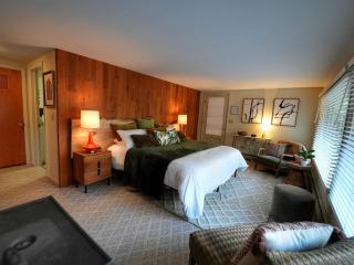 Luxurious Vintage-Inspired Cottage with Sauna for a Fantastic Family Retreat near Madison, Ohio - 8