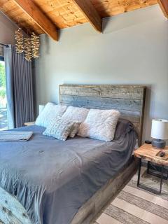 Charming Lakeside Chalet with Private Deck near Grand River Valley Wineries in Ohio - 8