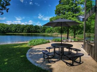 Charming Lakeside Chalet with Private Deck near Grand River Valley Wineries in Ohio - 7