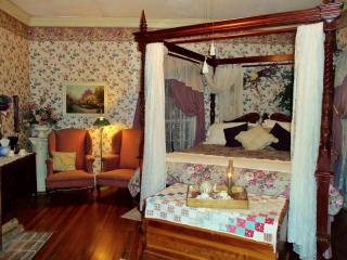 Vintage Cottage Suite with a Clawfoot Bathtub near Clarksville, Tennessee - 7