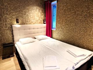 4BR Apartment with Sauna & 2 Balconies - 9