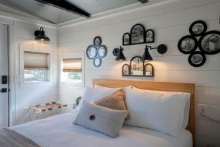 Gorgeous Historic Caboose for a Unique Getaway in Fredericktown, Missouri - 2