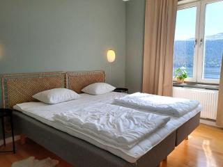 Lakeview 4BR with Sauna & EV Parking - 9