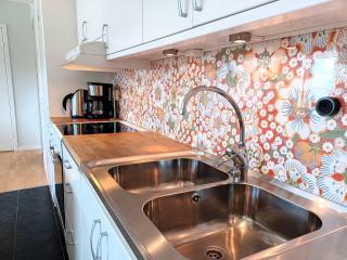 Lakeview 4BR with Sauna & EV Parking - 4