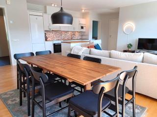 Lakeview 4BR with Sauna & EV Parking - 5