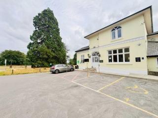 Wrexham Llyndir Hotel by Belvilla - 5