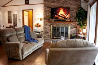 Modern Cabin With Hot Tub Grill in Mount Gretna - 8
