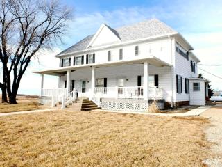 Beautifully-Furnished Cottage Rental for Family Vacation near Topeka, Kansas - 0
