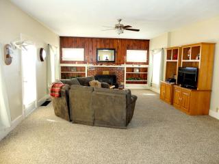 Beautifully-Furnished Cottage Rental for Family Vacation near Topeka, Kansas - 1