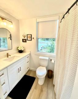 Private Lakefront Tiny Home with Hot Tub Near The Caverns, Tennessee - 1