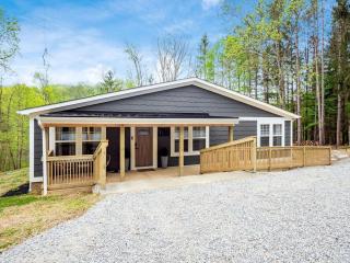 Secluded Hocking Hills Retreat with Hot Tub Near Old Man's Cave, Ohio - 0