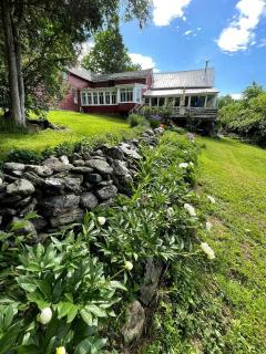 Cozy Barn Retreat with Deck and Mountain Views in Vermont - 1