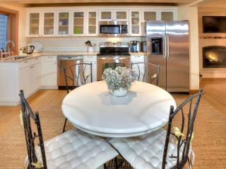 Romantic Getaway with Cozy Fireplace on Bainbridge Island, Washington - 6