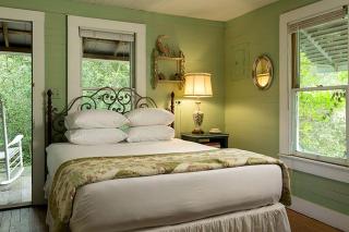 Inviting Bungalow with Vintage Details on Working Ranch and B&B near Houston, Texas - 6