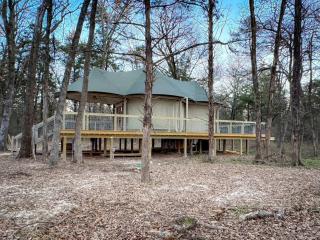 Luxurious Romantic Glamping Cabin with Outdoor Tub near Lake Fork in East Texas - 9