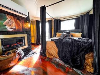 Luxurious Romantic Glamping Cabin with Outdoor Tub near Lake Fork in East Texas - 7