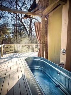 Luxurious Romantic Glamping Cabin with Outdoor Tub near Lake Fork in East Texas - 3