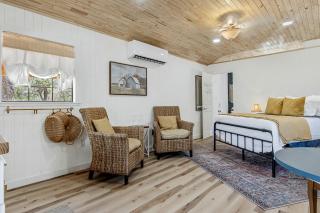 Private Romantic Cabin Perfect for Couples in Texas - 5