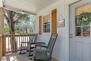 Private Romantic Cabin Perfect for Couples in Texas - 3