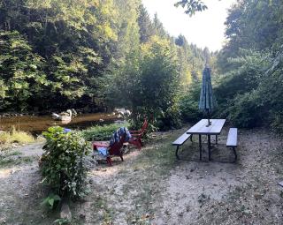Unique Tiny Teardrop Camper for a Cozy Romantic Getaway in the Forest by the River in Jacksonville, Vermont - 9