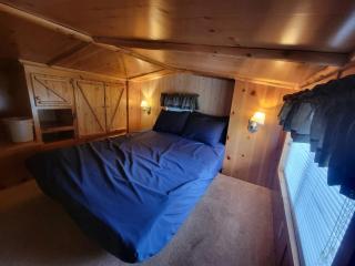 Cozy Log Cabin with Loft Bed & Central Air Conditioning - 5