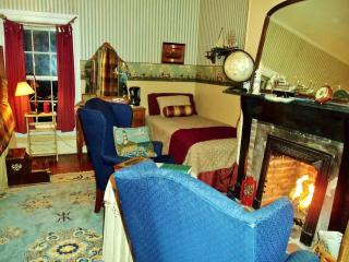 Nautical Suite Getaway with a Fireplace near the Cumberland River in Tennessee - 3