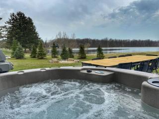Modern Farmhouse Cottage with Stunning Lake Views Nestled in Ohio's Wine Country near Madison, Ohio - 3