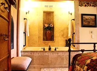 Spacious Pet-Friendly Accommodation for Two Guests near Lincoln, Nebraska - 4