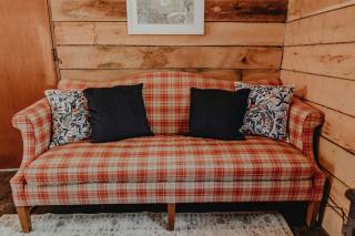 Cozy Riverfront Cabin with Outdoor Cedar Shower near Route 66 in St. Robert, Missouri - 7