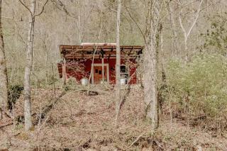 Cozy Riverfront Cabin with Outdoor Cedar Shower near Route 66 in St. Robert, Missouri - 5