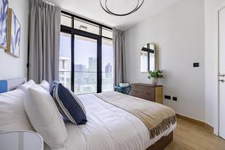 High-Floor 1BR Canal View Al Maryah - 1