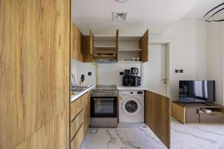 High-Floor 1BR Canal View Al Maryah - 4
