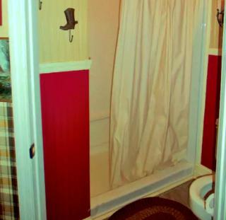 Spacious Suite Rental with a Walk-In Shower near Clarksville, Tennessee - 5