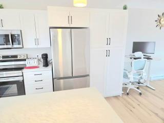 Bright Family Home – 5 min to Moncton Airport. - 6