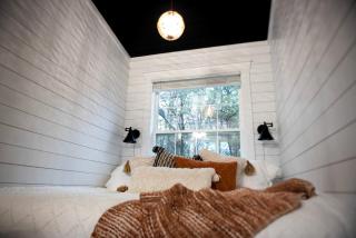 Beautiful Modern Tree House Cabin Surrounded by Trees for a Peaceful Romantic Getaway near Lone Oak, Texas - 9