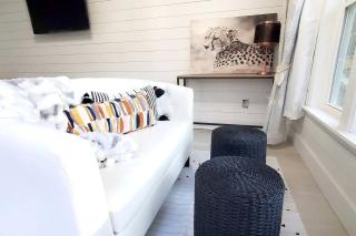 Beautiful Modern Tree House Cabin Surrounded by Trees for a Peaceful Romantic Getaway near Lone Oak, Texas - 8
