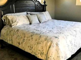 Lovely Cottage Rental Overlooking the River in Iowa Falls for a Getway near Waterloo, Iowa - 8